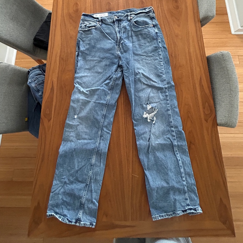 GAP 90s Loose High Rise distressed light wash baggy jeans (32/14)